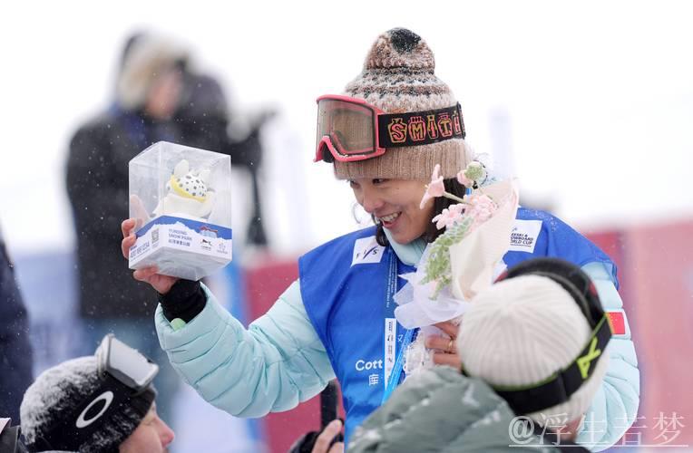 蔡雪桐在U型场地世界杯单板滑雪中夺得季军