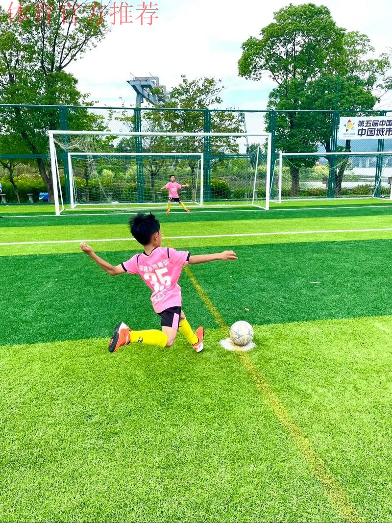 小小足球，带她跑进一个“新世界”